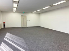 貸室奥側から見た室内