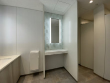 女性用トイレのパウダーコーナー