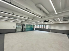 貸室奥側から見た室内