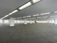 2面採光の明るい室内