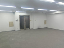 貸室奥側から見た室内