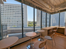 ラウンジ(窓際の席)