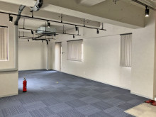 貸室奥側から見た室内