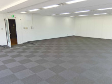 貸室奥側から見た室内