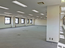 貸室奥側から見た室内