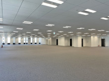 貸室奥側から見た室内