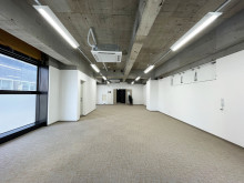 貸室奥側から見た室内