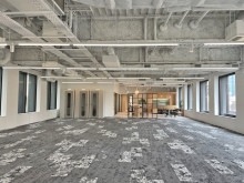 貸室奥側から見た室内