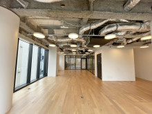 貸室奥側から見た室内