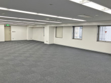 貸室奥側から見た室内