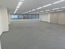 貸室奥側から見た室内