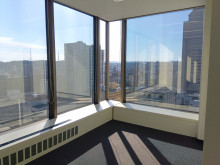 室内角の窓の様子