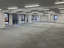 貸室奥側から見た室内