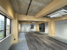 貸室奥側から見た室内