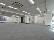 貸室奥側から見た室内