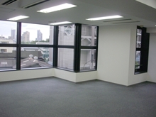 段状になった窓面