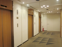 貸室フロアのエレベーターホール