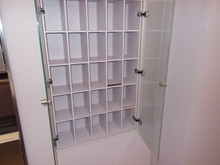 女性用トイレ内の小物入れ