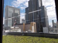 新宿の高層オフィス群が覗く眺望