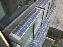 室外に設置された太陽電池パネル