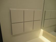 女性用トイレ内の小物入れ