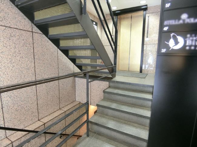 エレベーター前にある階段