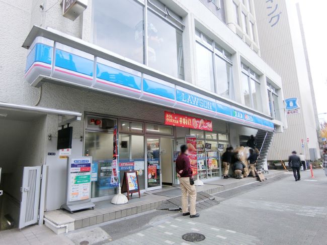 1階：ローソン 新宿坂町店
