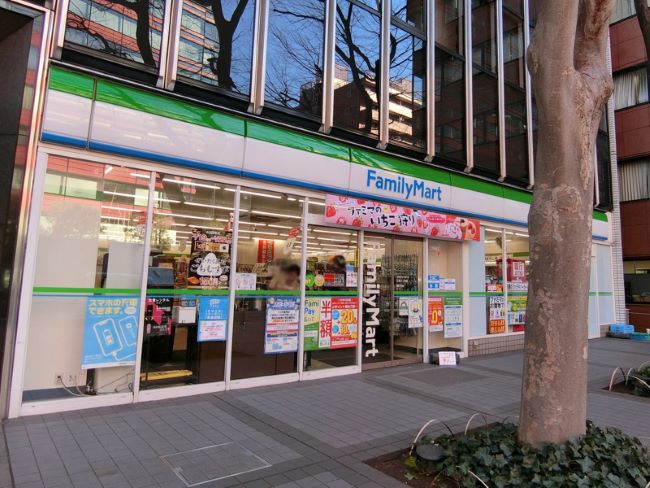1階のファミリーマート三田三丁目店