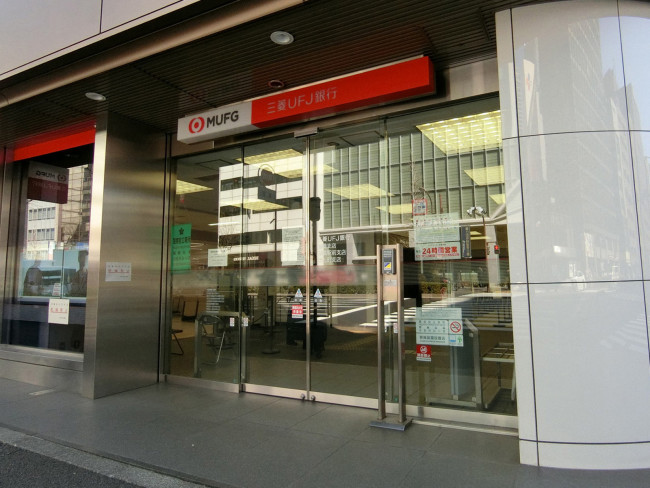 1階の三菱UFJ銀行新橋支店