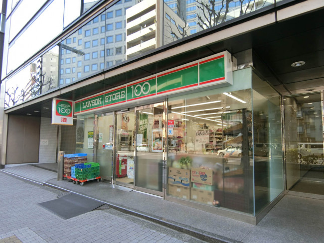 1階のローソンストア100 西新宿三丁目店