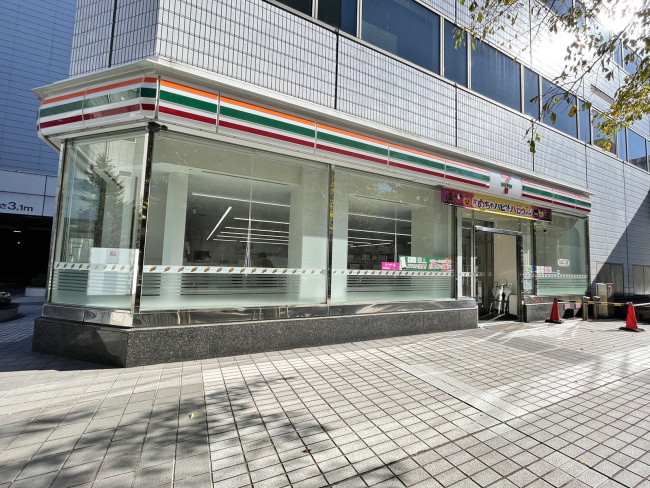 1階にあるセブンイレブン札幌北5条西6店