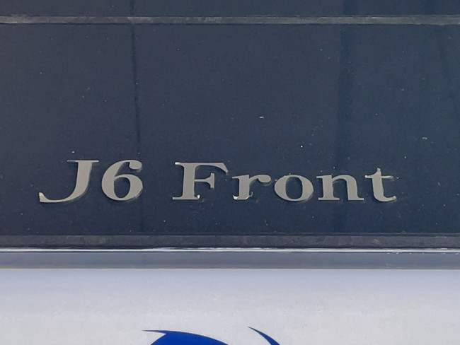 ネームプレート：J6 Front