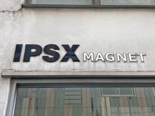 ネームプレート：IPSX MAGNET