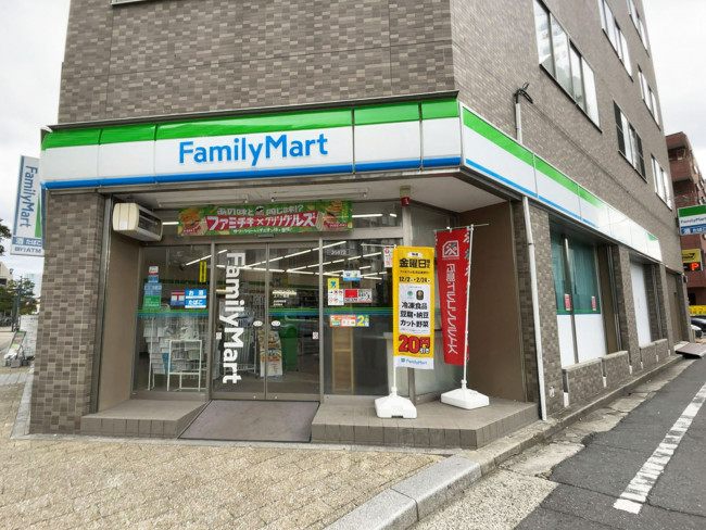 1階のファミリーマート 上八丁堀店