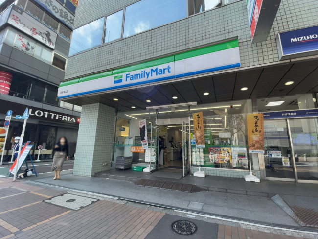 1階のファミリーマート 田町東口店