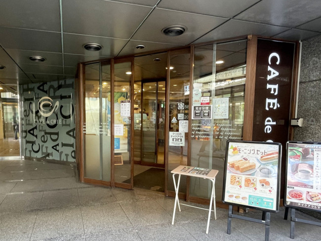 1階のカフェ・ド・クリエ西本町店