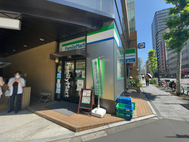 敷地内のファミリーマート 神谷町駅前店