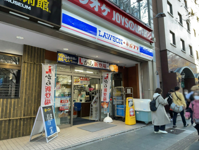 1階のローソン博多駅前店