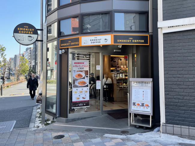 1階のTHE SMOKIST COFFEE 東新宿店