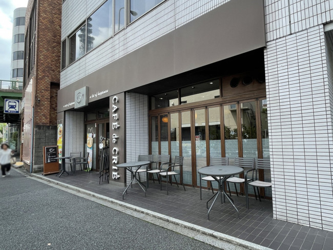 1階のカフェ・ド・クリエ曙橋店