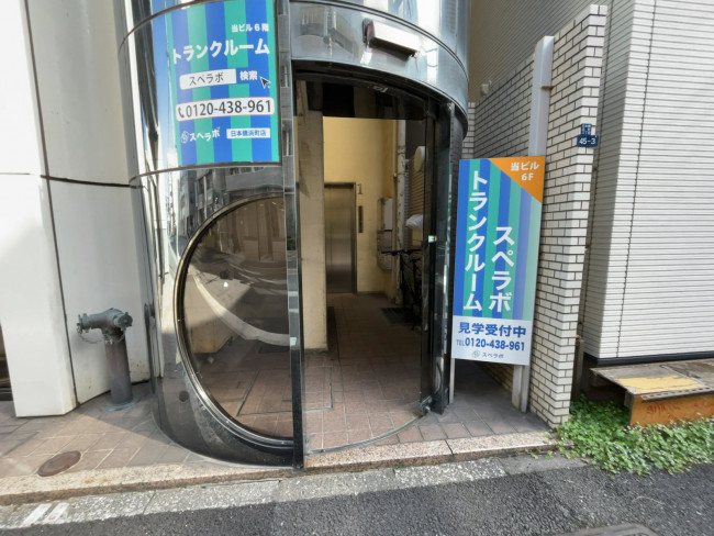 オフィスビル出入口