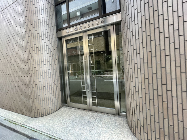 オフィスビル出入口