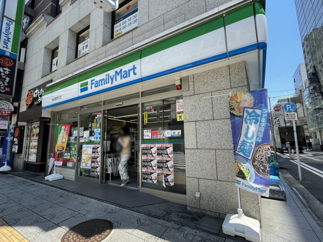 1階のファミリーマート神田駅東口店