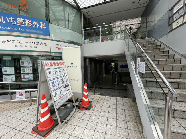 オフィスビル出入口