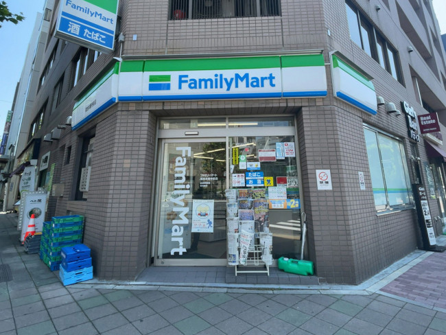 1階のファミリーマート 築地本願寺前店