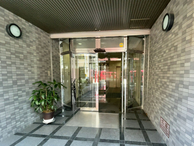 オフィスビル出入口