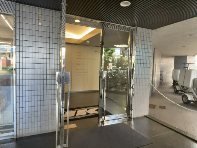 オフィスビル出入口