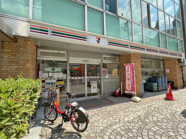 1階のセブンイレブン三田駅北店