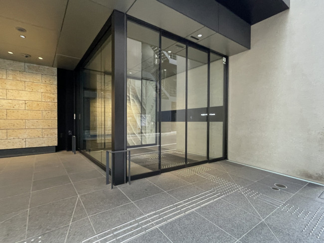 オフィスビル出入口