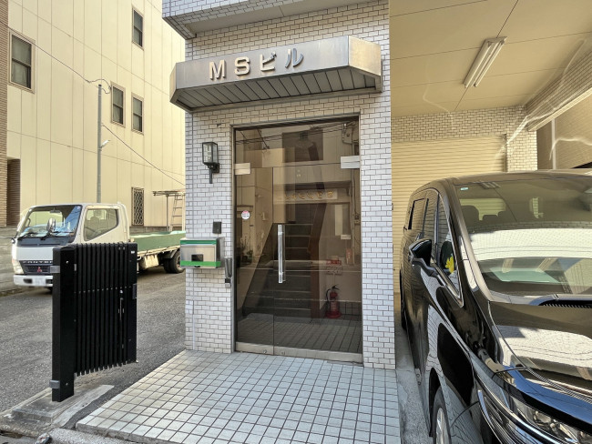 オフィスビル出入口
